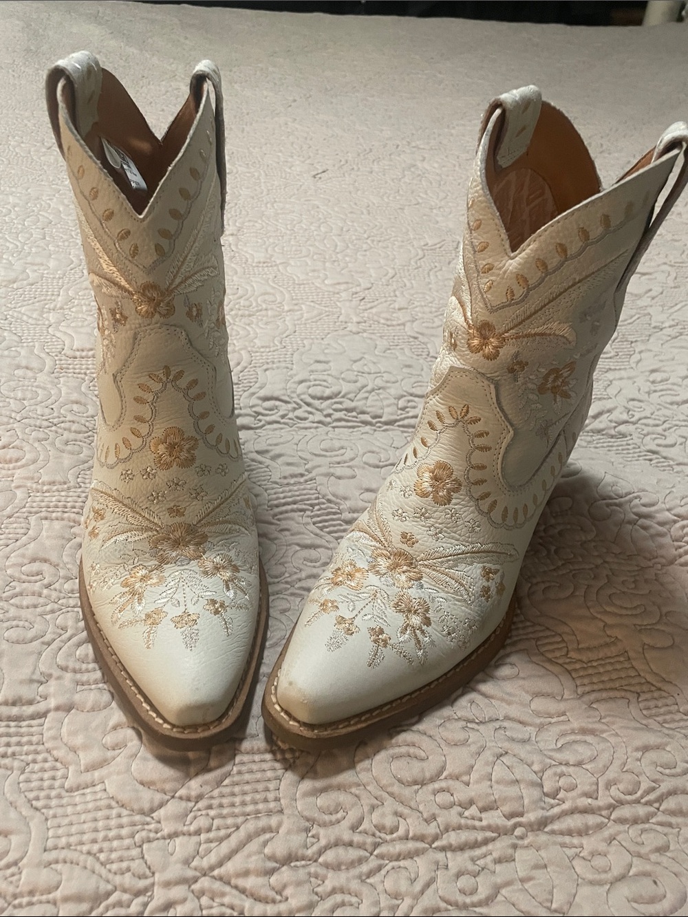 Dingo White Embroidered Western Ankle Boots Excellent condition size 6M.